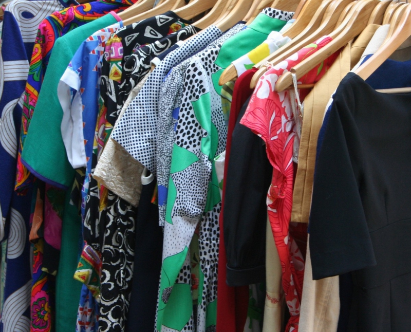 vente-LE BROC-min_dresses_apparel_clothing_clothes_clothes_hangers_wooden_hangers_retail_shop_closet-1149845